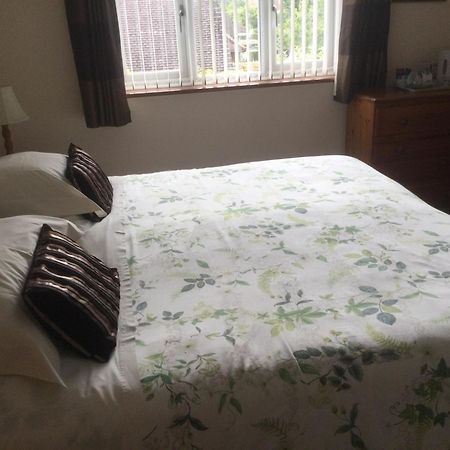 Albertine ,A Warm Welcome Awaits You ,Offering Room Only Or Bed And Breakfast ,Ideal Location For Solent Way ,High Street ,Isle Of Wight ,New Forest ลีมิงตัน ภายนอก รูปภาพ