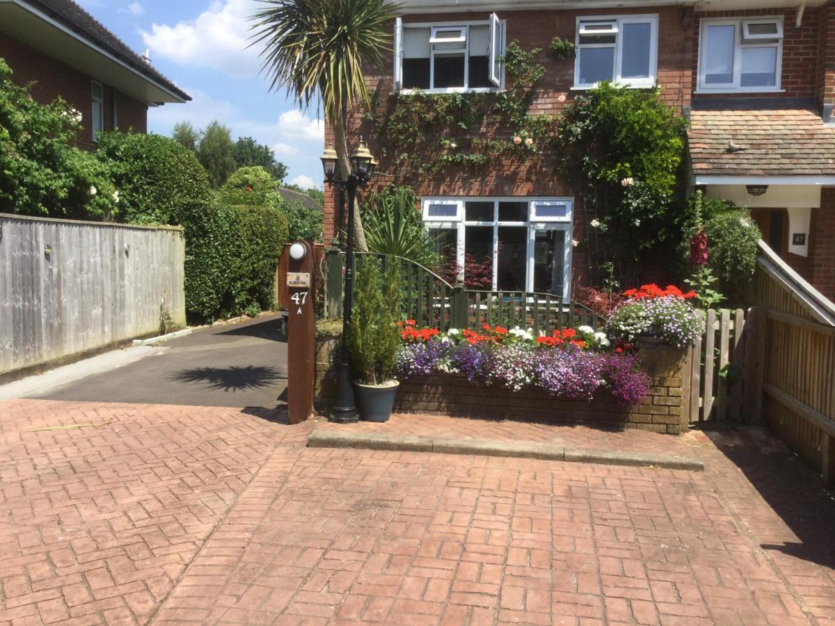 Albertine ,A Warm Welcome Awaits You ,Offering Room Only Or Bed And Breakfast ,Ideal Location For Solent Way ,High Street ,Isle Of Wight ,New Forest ลีมิงตัน ภายนอก รูปภาพ