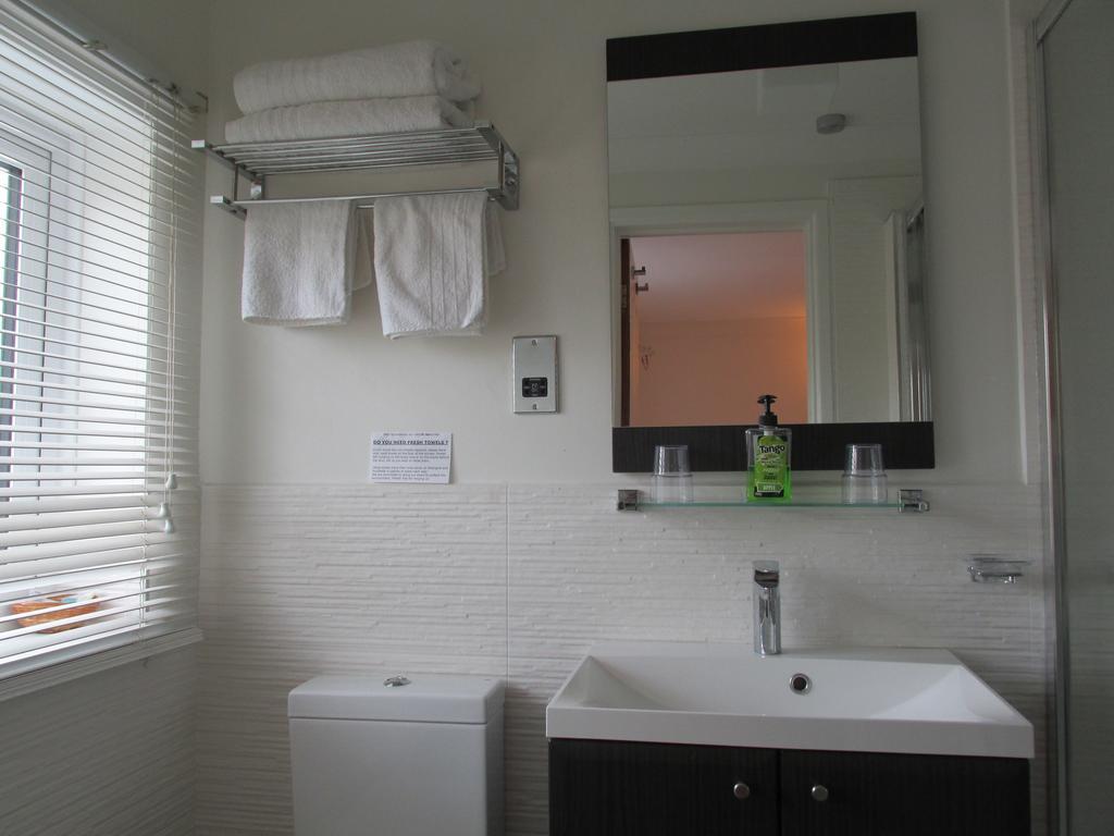 Albertine ,A Warm Welcome Awaits You ,Offering Room Only Or Bed And Breakfast ,Ideal Location For Solent Way ,High Street ,Isle Of Wight ,New Forest ลีมิงตัน ห้อง รูปภาพ
