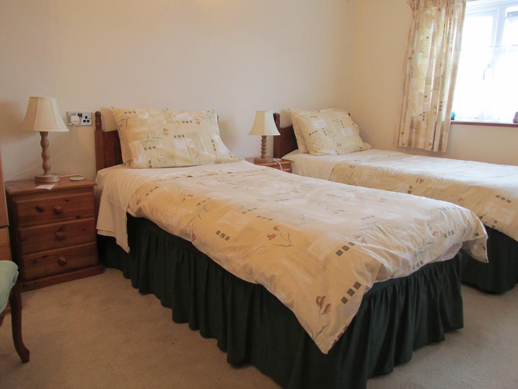 Albertine ,A Warm Welcome Awaits You ,Offering Room Only Or Bed And Breakfast ,Ideal Location For Solent Way ,High Street ,Isle Of Wight ,New Forest ลีมิงตัน ห้อง รูปภาพ