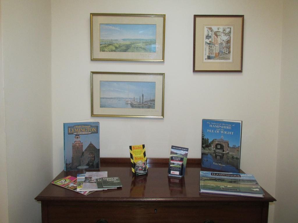 Albertine ,A Warm Welcome Awaits You ,Offering Room Only Or Bed And Breakfast ,Ideal Location For Solent Way ,High Street ,Isle Of Wight ,New Forest ลีมิงตัน ภายนอก รูปภาพ