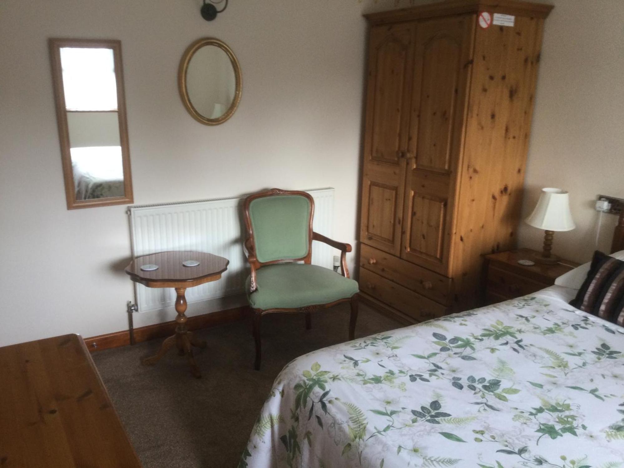 Albertine ,A Warm Welcome Awaits You ,Offering Room Only Or Bed And Breakfast ,Ideal Location For Solent Way ,High Street ,Isle Of Wight ,New Forest ลีมิงตัน ภายนอก รูปภาพ