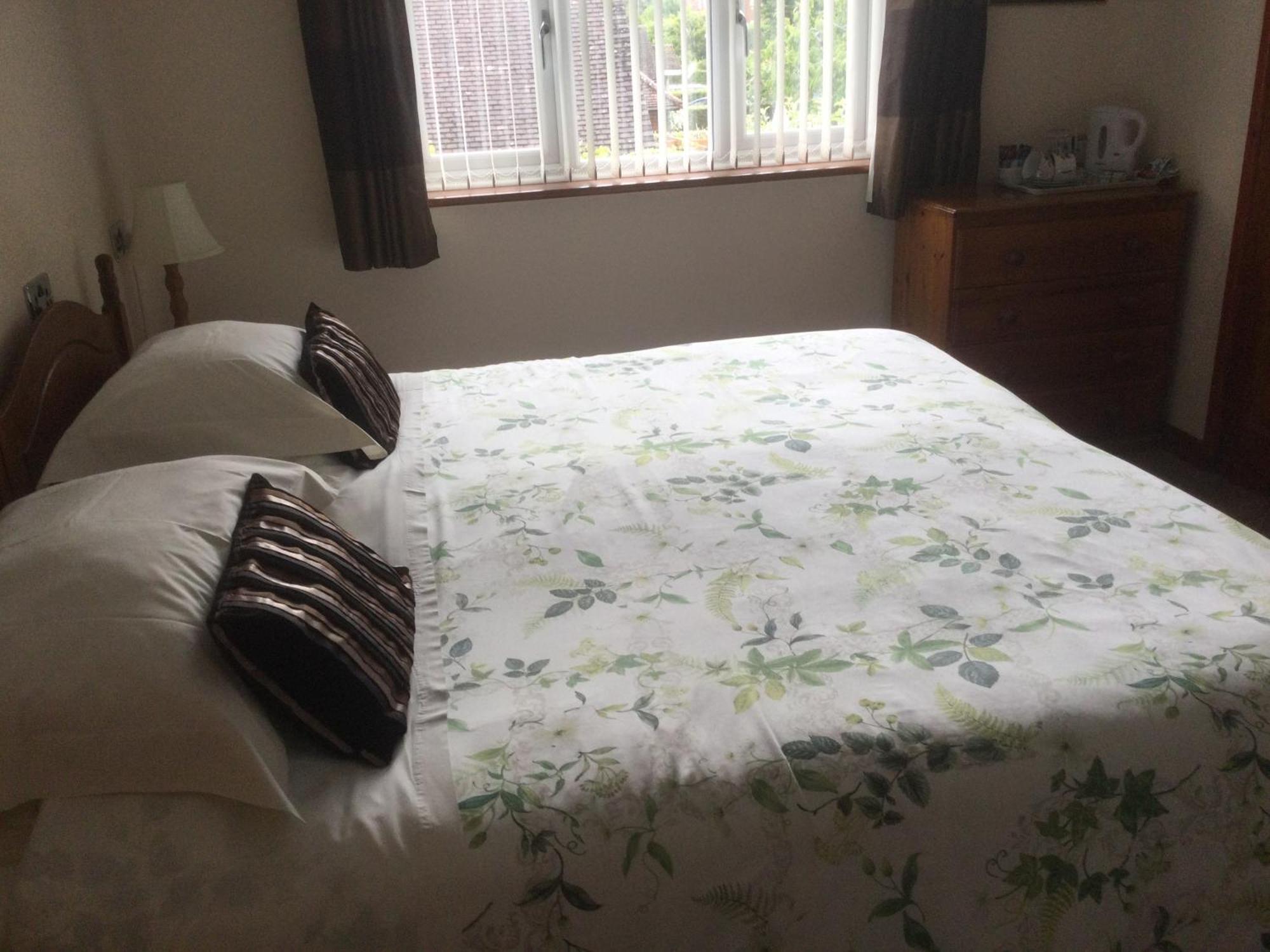 Albertine ,A Warm Welcome Awaits You ,Offering Room Only Or Bed And Breakfast ,Ideal Location For Solent Way ,High Street ,Isle Of Wight ,New Forest ลีมิงตัน ภายนอก รูปภาพ
